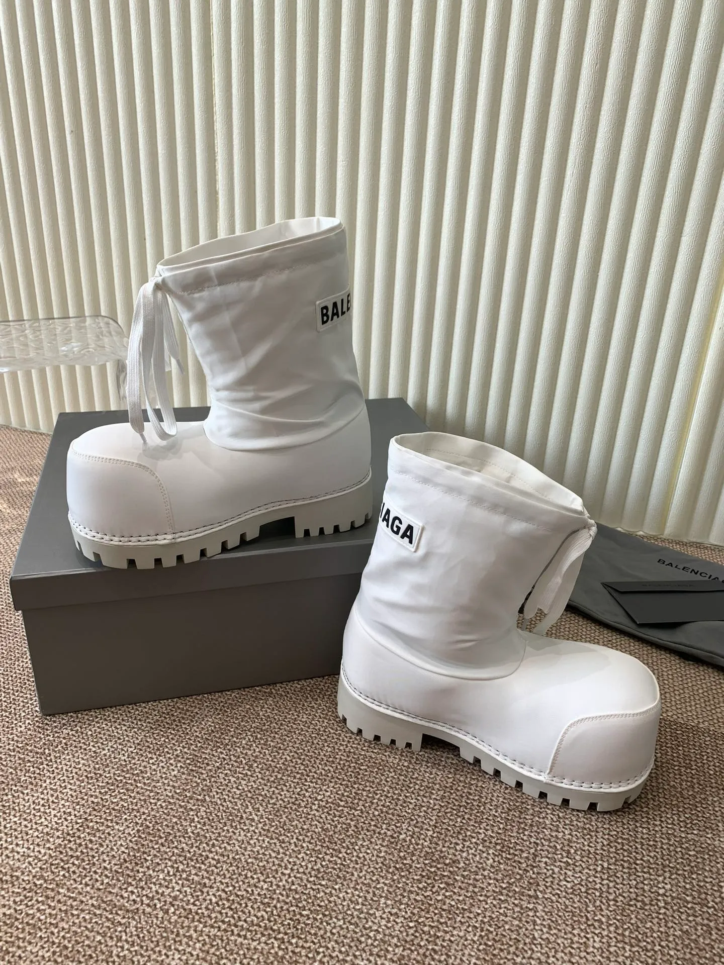 👟👟Ex-factory price 860👟👟 Men +20Balenciaga snow boots‼ ️ 24sS new snow boots for autumn and winter. These big-toe Alaskan boots are so good-looking and super cool. They are full of personality and are so cool. They are a must-have item for fashionable autumn and winter! The upper is made of original customized nylon pure cotton waterproof cloth. The inner liner is removable. The original original letter logo is increased in the sole. Size: 35-45